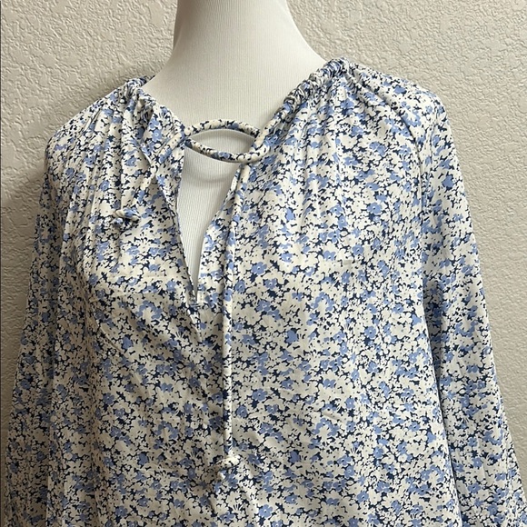 NWT H&M Floral Blue and White Blouse Top - Picture 2 of 6